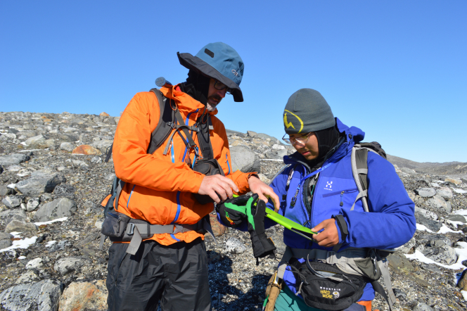 Dr Alex Webb, Associate Professor at Department of Earth Sciences (on the left) and his graduate student Zuo Jiawei conferring in the field.